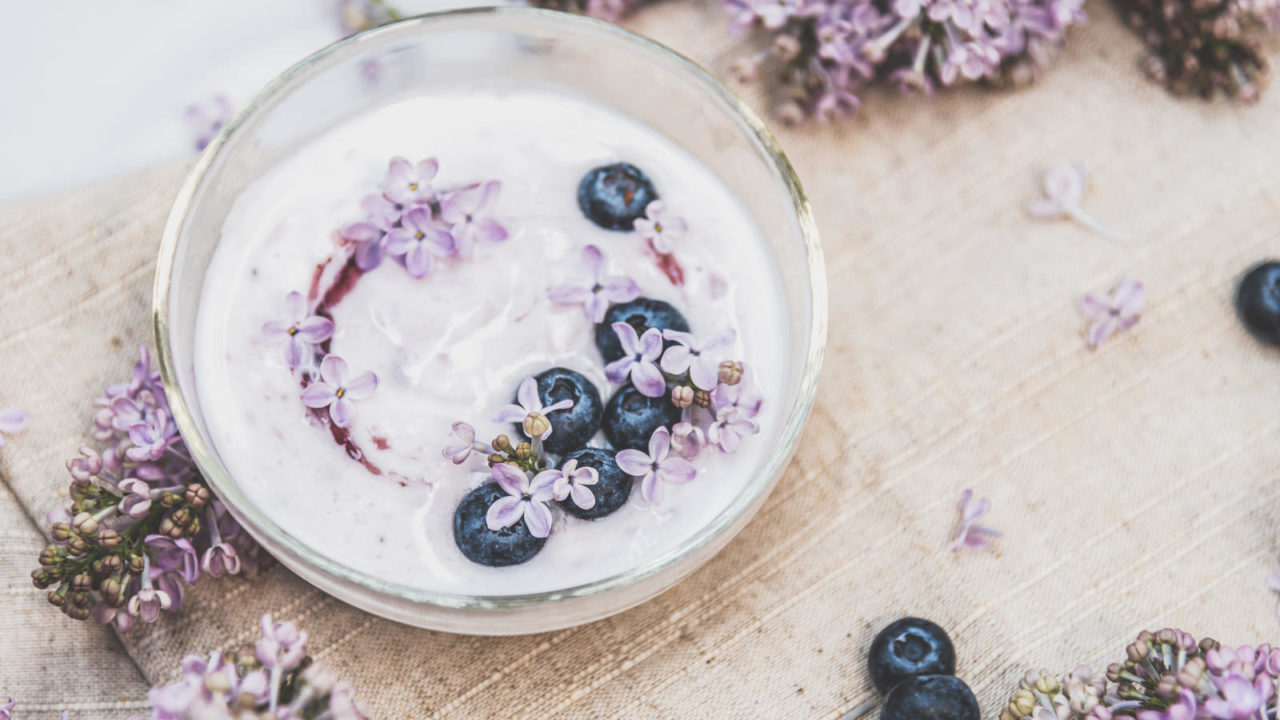 ヨーグルトを食べて得られる健康効果とは？ 食べるタイミングについても解説！