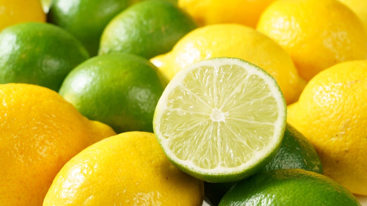 ビタミンCが毛穴に対してどのような効果を持つのか、またその注意点。