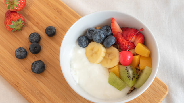 ヨーグルトを食べて得られる健康効果とは？ 食べるタイミングについても解説！