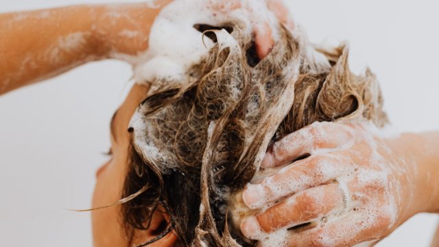 髪の毛の上手な洗い方は？ 洗い残しはニオイや抜け毛の原因にも。
